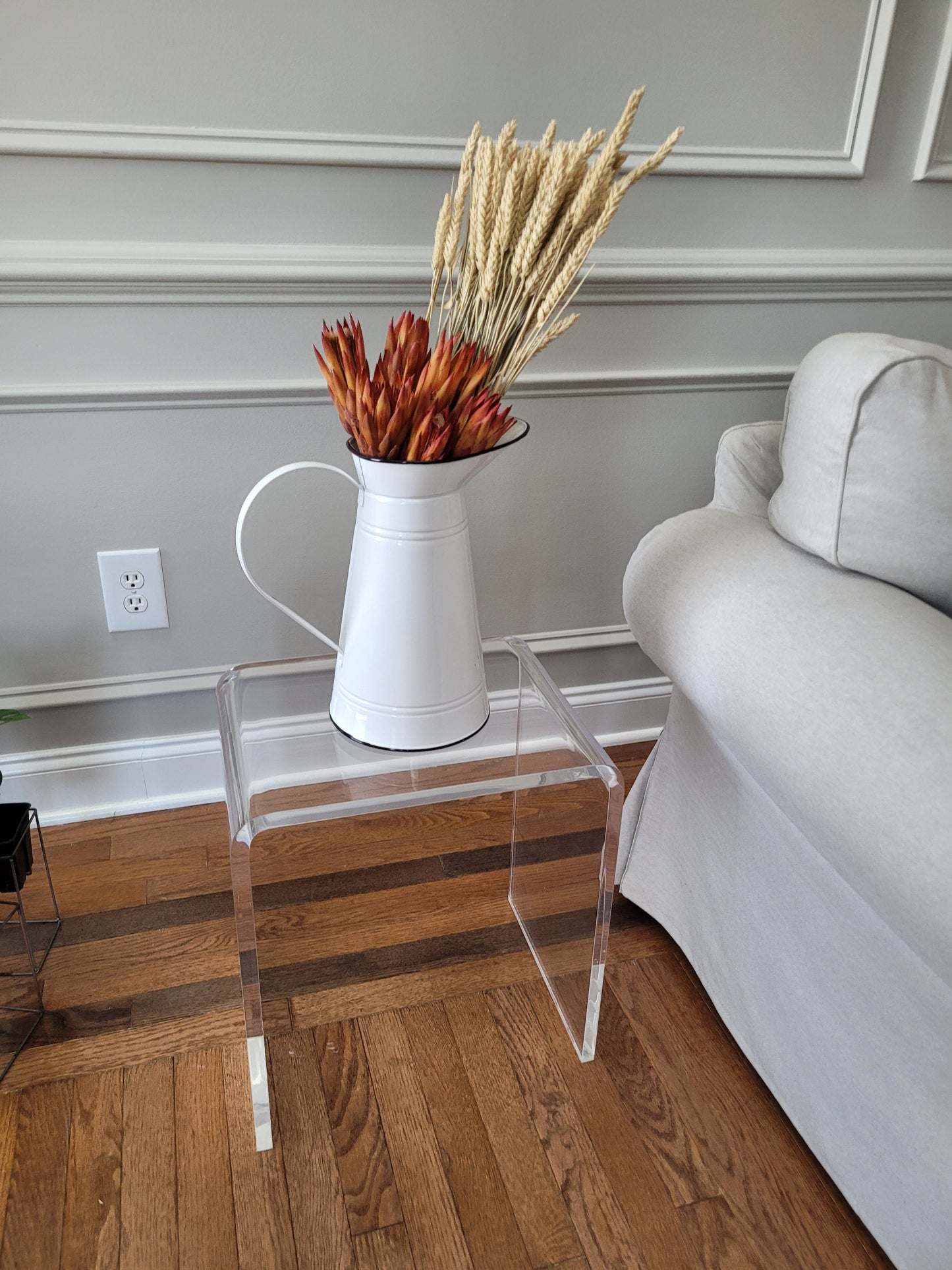 Clear Acrylic Waterfall Stand