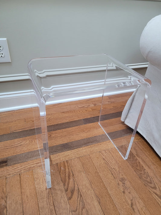 Clear Acrylic Waterfall Stand